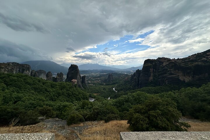 De Atenas: viagem de um dia pela história das cavernas e mosteiros de Meteora de trem
