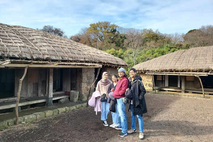 Passeio privado de um dia a leste, sul e oeste de todas as áreas da ilha de Jeju