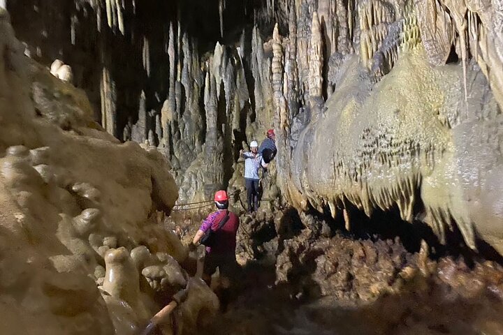 Tour di un'intera giornata alle grotte e alla natura di Rey Marcos da Coban