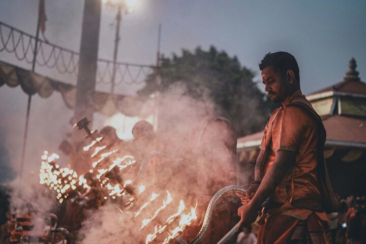 Yoga matinal à Varanasi, Ganga Aarti et visite guidée des ghats