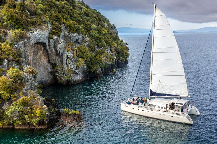 Vela de lujo - Tallados rupestres maoríes - Taupo Sailing Adventures