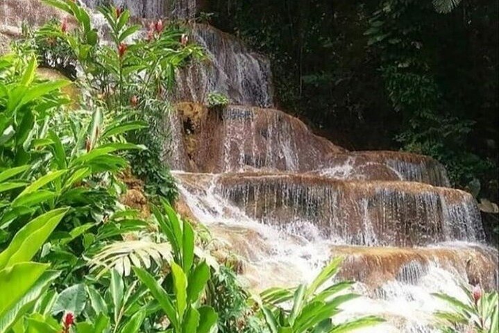 Jamaica Blue Hole, cascate Konoko, River Tubing e passeggiate a cavallo