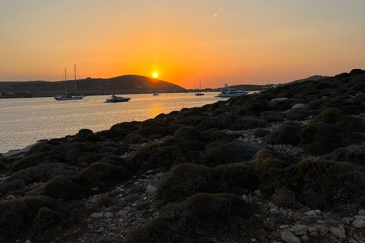 Visite au coucher du soleil autour d'Antiparos | Tour en bateau privé