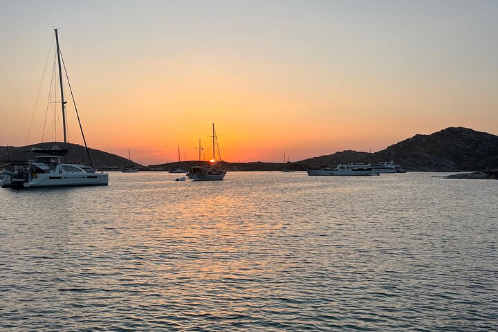Visite au coucher du soleil autour d'Antiparos | Tour en bateau privé