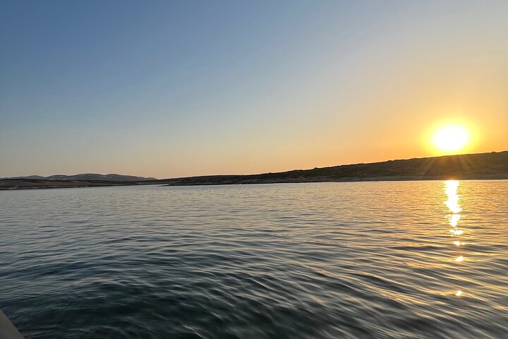 Visite au coucher du soleil autour d'Antiparos | Tour en bateau privé