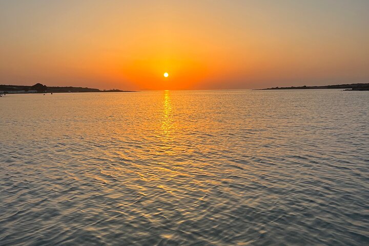 Visite au coucher du soleil autour d'Antiparos | Tour en bateau privé