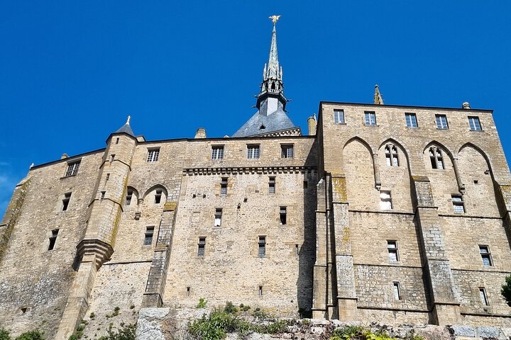 Een begeleide wandeltocht van 2 uur door het dorp Mont Saint Michel.