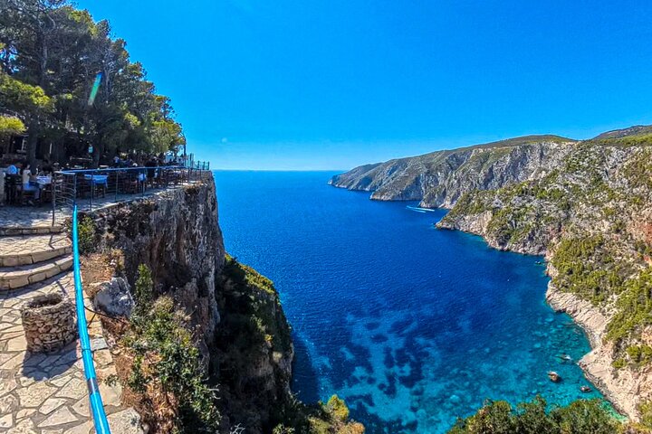 Tour esclusivo del relitto e delle grotte blu: fino a 10 ospiti