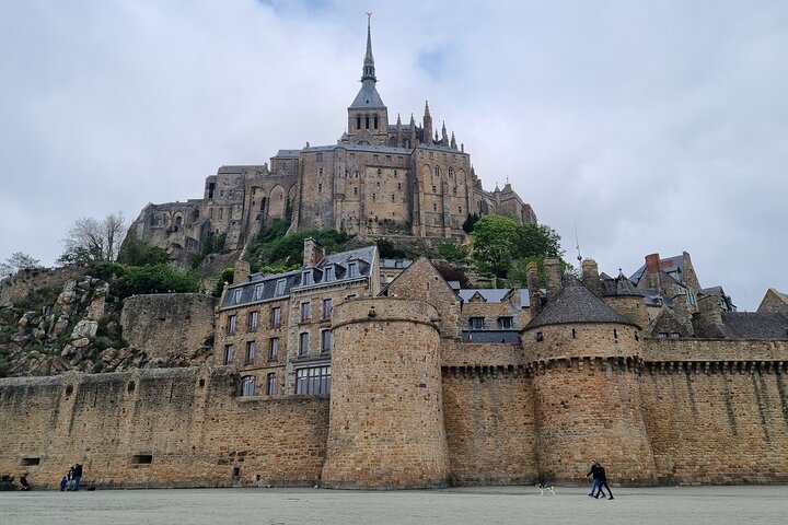 Een begeleide wandeltocht van 2 uur door het dorp Mont Saint Michel.