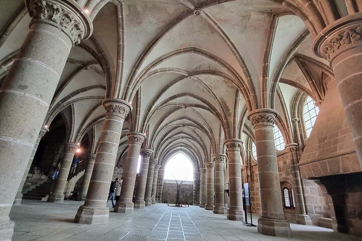 Een begeleide wandeltocht van 2 uur door het dorp Mont Saint Michel.