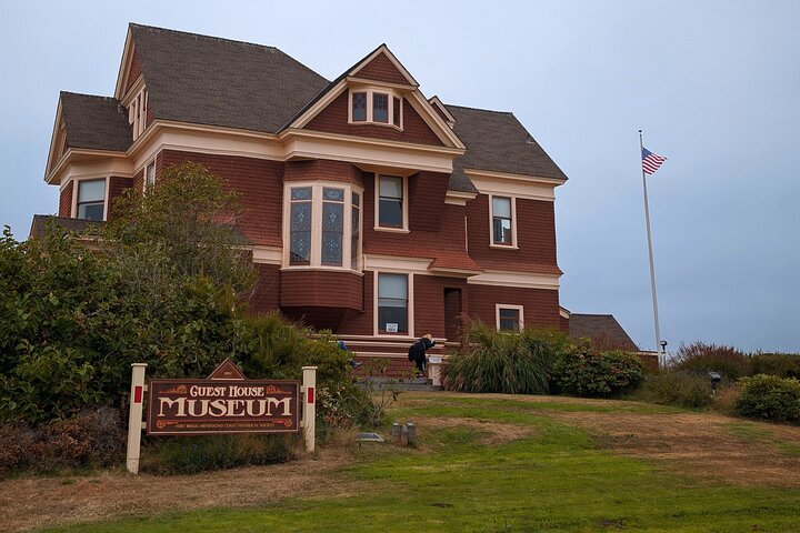 Attività di caccia al tesoro a Fort Bragg, California, a piedi e gioco