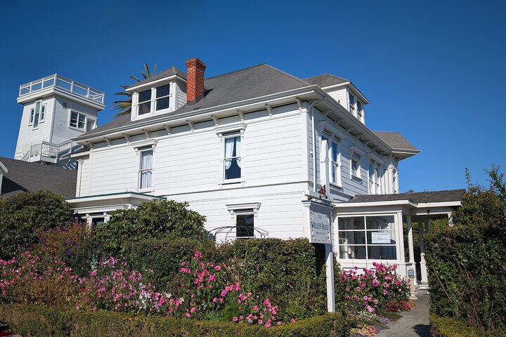 Attività di caccia al tesoro a Fort Bragg, California, a piedi e gioco