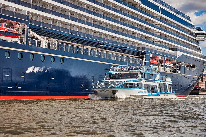 Hamburg: 2-hour harbor cruise