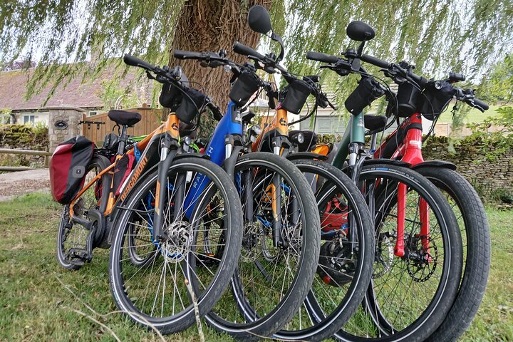 A excursão privada de um dia de bicicleta elétrica em Cotswolds começa perto de Oxford