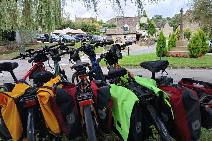 A excursão privada de um dia de bicicleta elétrica em Cotswolds começa perto de Oxford