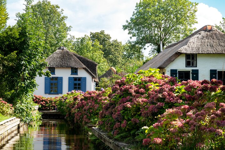 Crucero panorámico por el Canal de Giethoorn con un patrón local