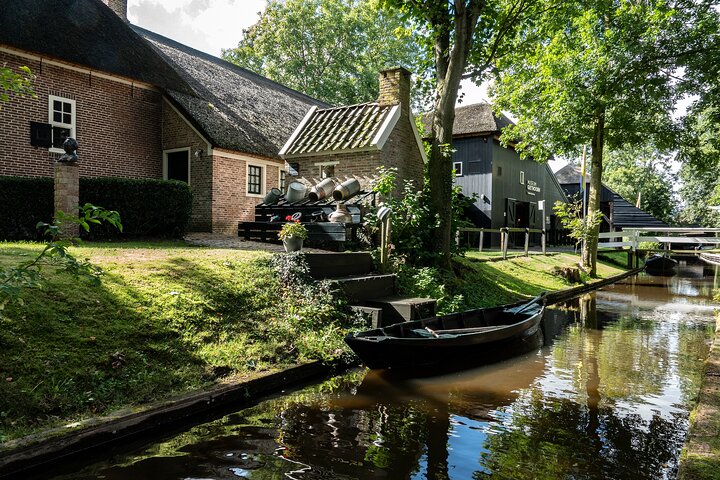 Crucero panorámico por el Canal de Giethoorn con un patrón local