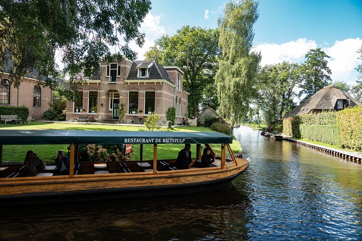 Crucero panorámico por el Canal de Giethoorn con un patrón local