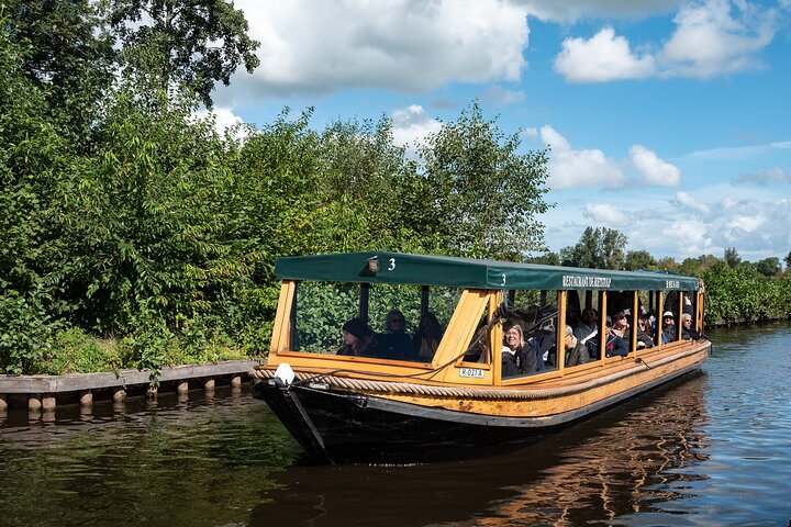 Crucero panorámico por el Canal de Giethoorn con un patrón local