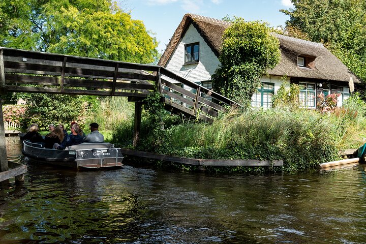 Crucero panorámico por el Canal de Giethoorn con un patrón local