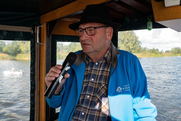 Crucero panorámico por el Canal de Giethoorn con un patrón local
