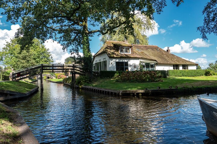 Crucero panorámico por el Canal de Giethoorn con un patrón local