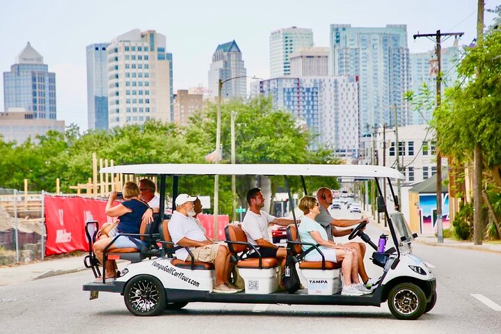 Geführte Tampa-Sightseeing-Tour in einem Deluxe-Golfwagen mit Straßenzulassung