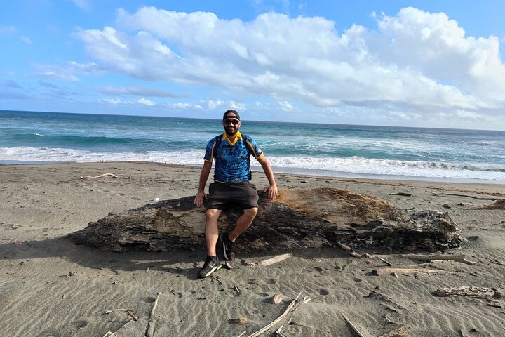"Aventura en la Costa de Coral: Cerámica, Kava, Meke, Dunas y Templo''