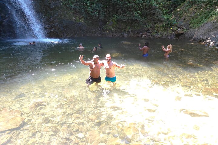 Fiji Adventure: Tour combinado de senderismo en cascada y dunas de Biausevu