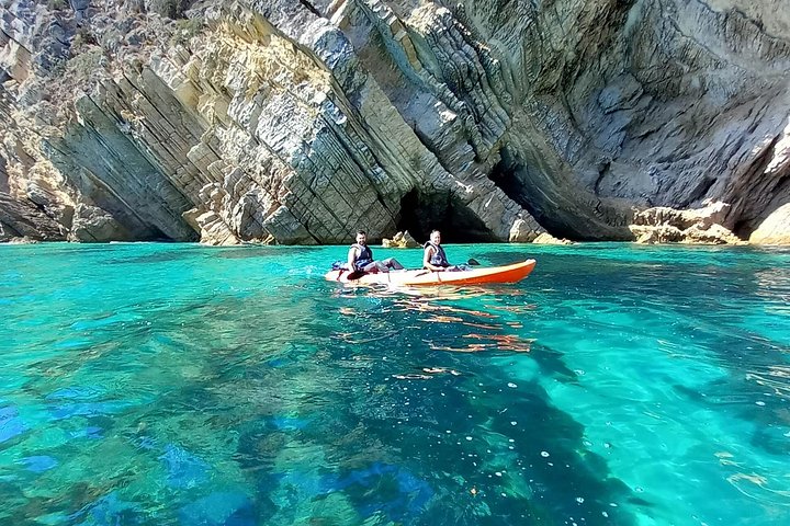 Kayak tour from Sesimbra to Ribeira do Cavalo Beach, passing through the caves