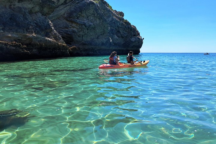 Kayak tour from Sesimbra to Ribeira do Cavalo Beach, passing through the caves