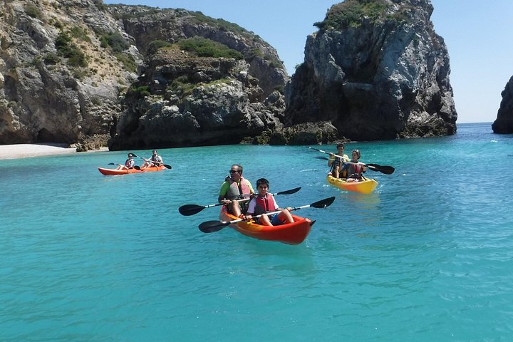 Kayak tour from Sesimbra to Ribeira do Cavalo Beach, passing through the caves
