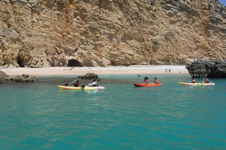 Kayak tour from Sesimbra to Ribeira do Cavalo Beach, passing through the caves