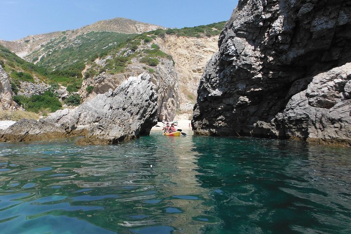 Kayak tour from Sesimbra to Ribeira do Cavalo Beach, passing through the caves