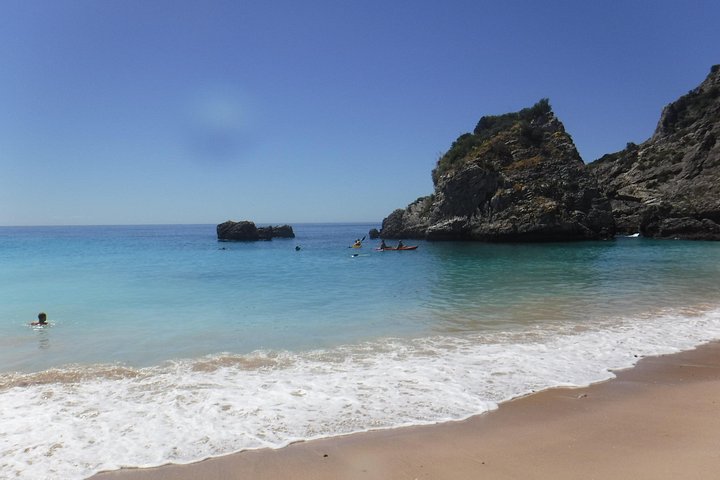Kayak tour from Sesimbra to Ribeira do Cavalo Beach, passing through the caves