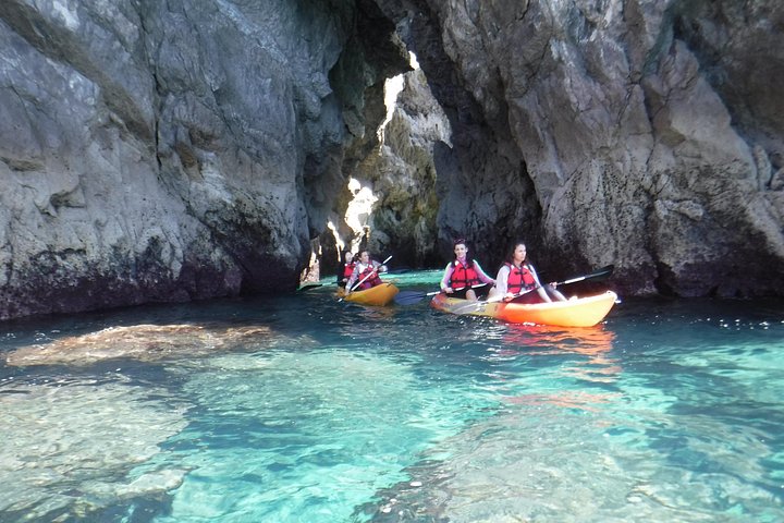 Kayak tour from Sesimbra to Ribeira do Cavalo Beach, passing through the caves