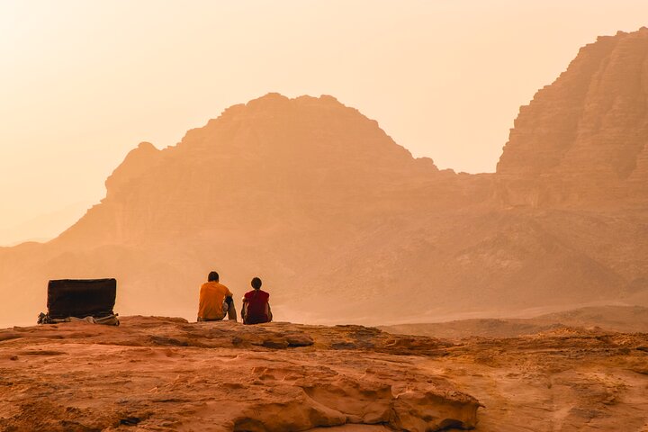 Wadi Rum: Explorer Jeep Tour PASS + lokaal eten + optioneel verblijf