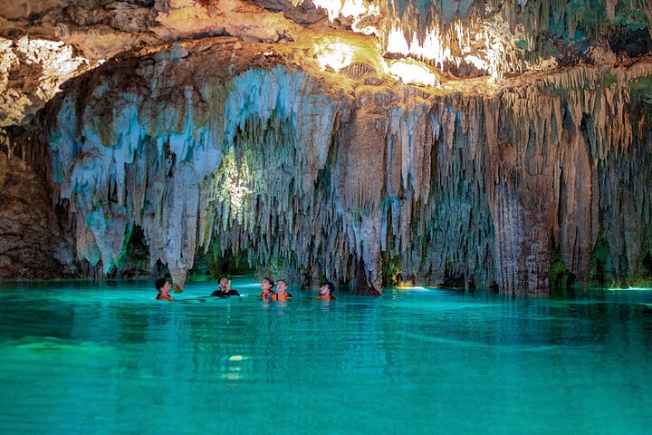 Tulum begeleide tour, magische Cenote, lagune snorkelen en lunch aan het strand