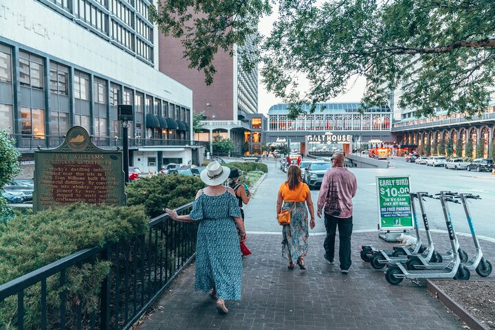 Phantoms of Prohibition : Geister, Cocktails & Bissen Walking Tour