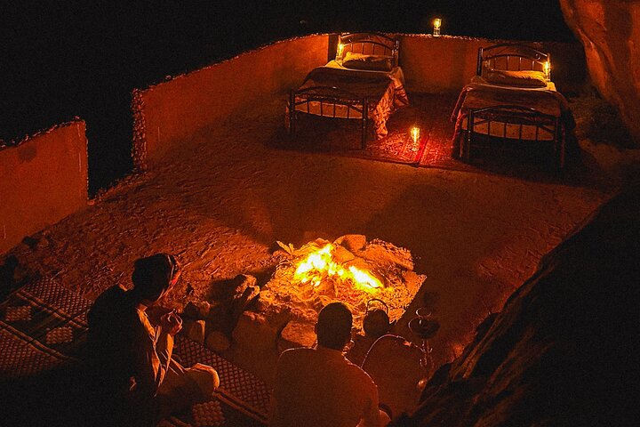 Wadi Rum: Explorer Jeep Tour PASS + lokaal eten + optioneel verblijf