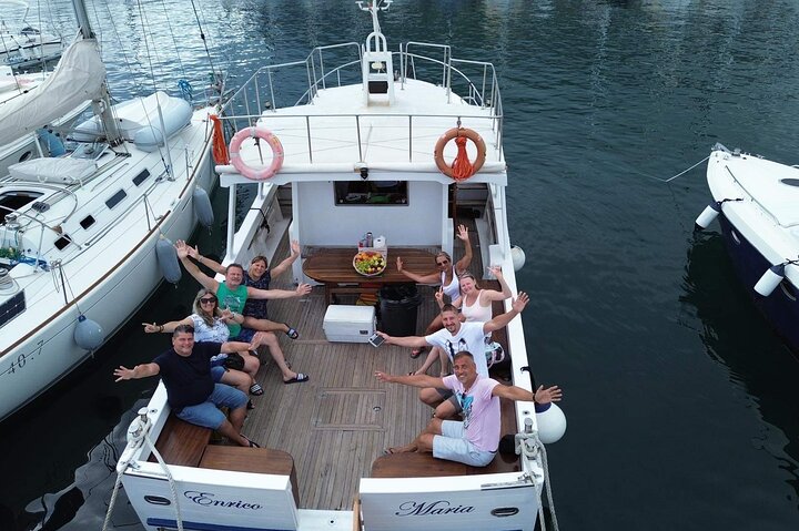 Tour giornaliero dell'isola di ischia in Barca con pranzo a bordo