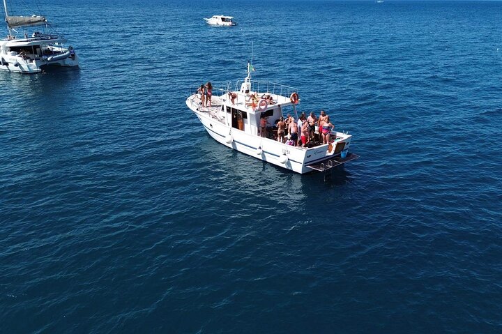 Tour giornaliero dell'isola di ischia in Barca con pranzo a bordo