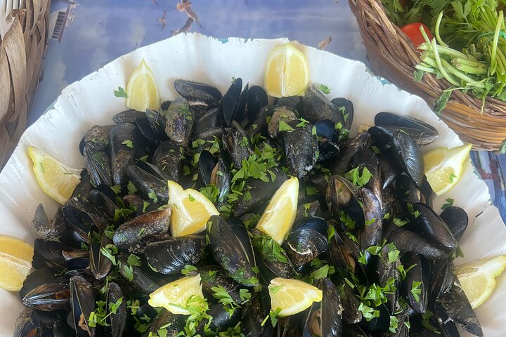 Tour giornaliero dell'isola di ischia in Barca con pranzo a bordo