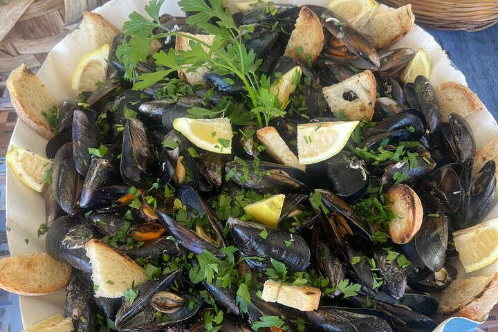 Tour giornaliero dell'isola di ischia in Barca con pranzo a bordo