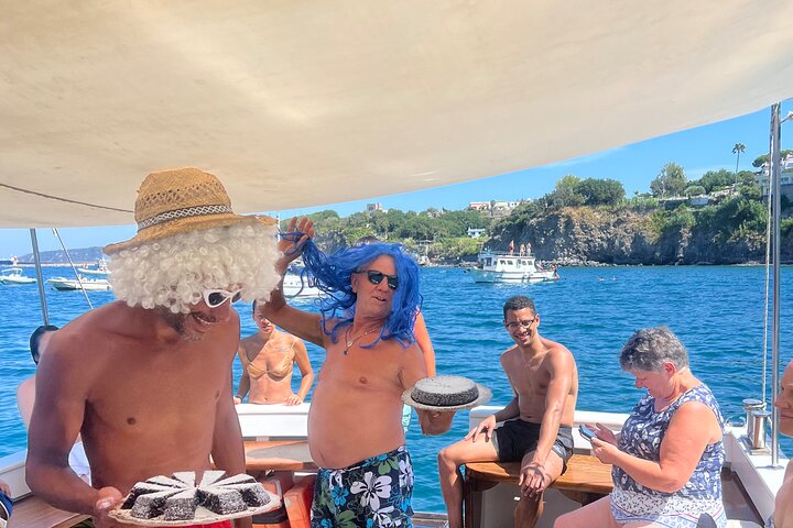 Tour giornaliero dell'isola di ischia in Barca con pranzo a bordo