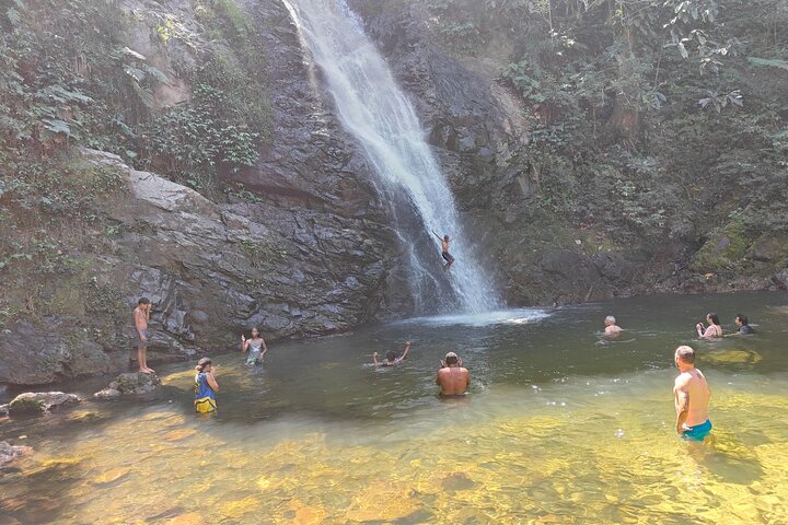 ''Aventura na Costa dos Corais: Cachoeira Biausevu e Praia Natadola!''