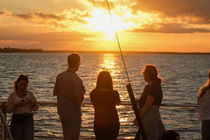 Hoteller i nærheten av Charleston Iconic Sunset Sail - Lux Catamaran w/Bar & Bad