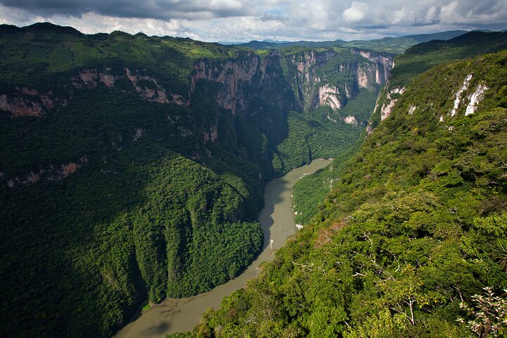 Live the Sumidero Canyon and the magic town of Chiapa de Corzo.