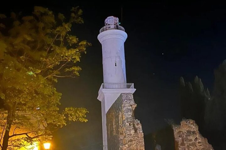 Tour a pie Colonia del Sacramento. ENG, SPA, GER, POR