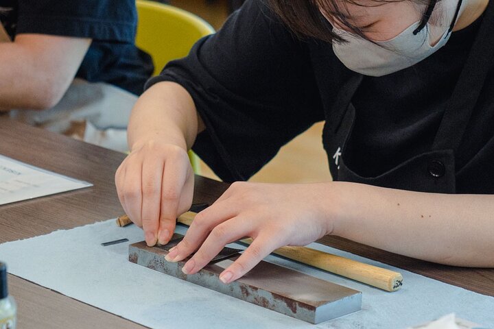Erstellen Sie Ihr eigenes Taschenmesser in der Miracle Kitchen Knife Factory